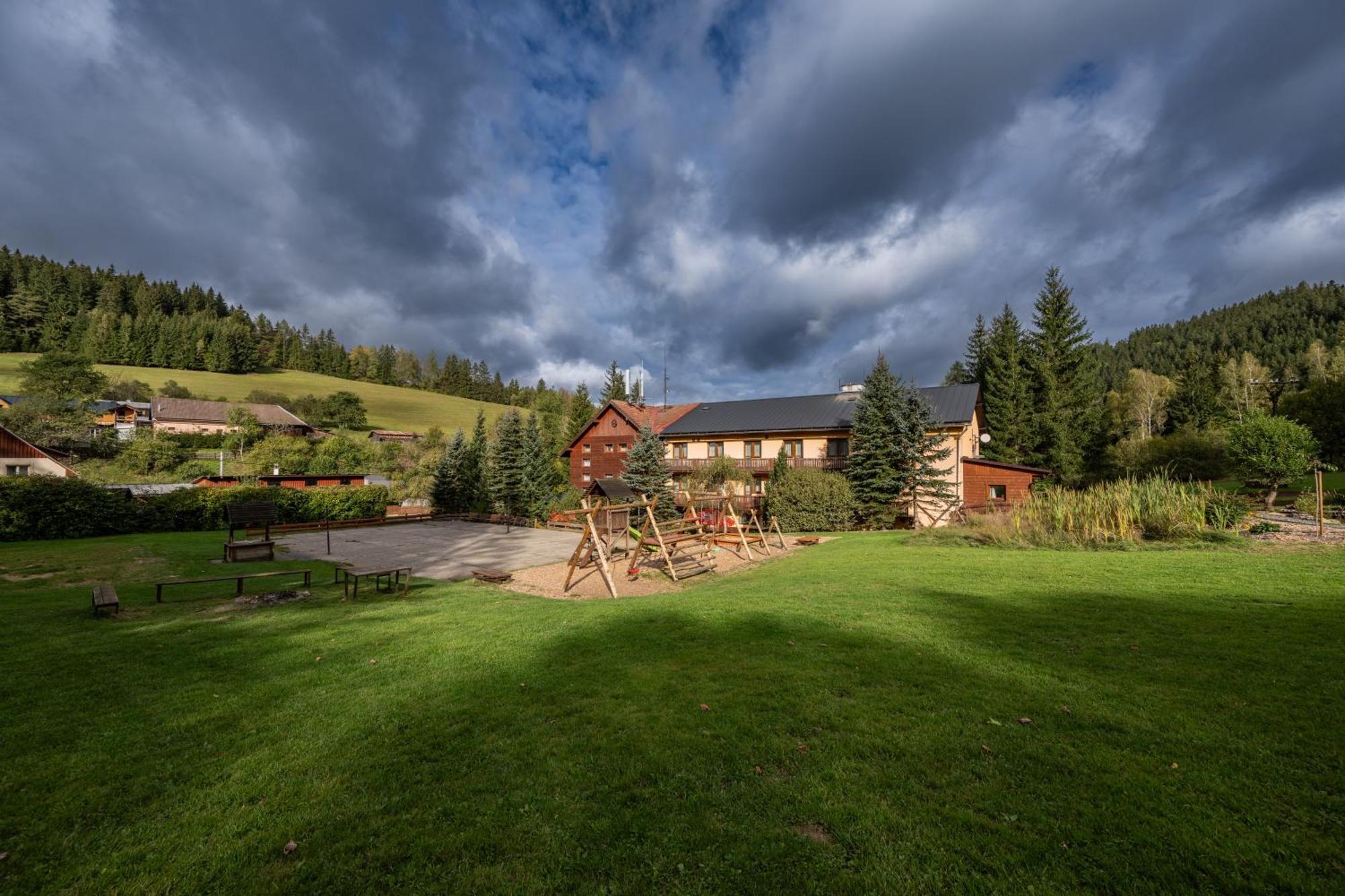 Horsky Hotel Kycerka Velké Karlovice Buitenkant foto